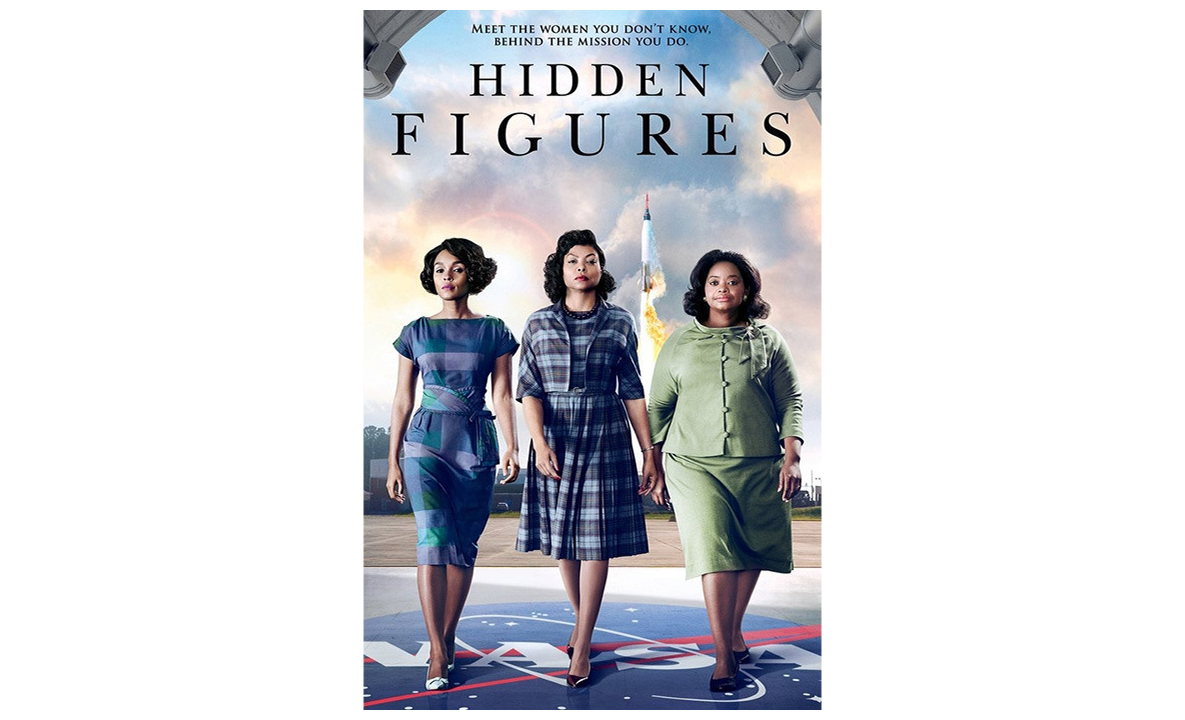 영화 '히든 피겨스(Hidden Figures)'의 공식 포스터. 세 명의 흑인 여성 주인공이 NASA 로고가 그려진 바닥을 배경으로 당당하게 걸어오고 있으며, 그들 뒤로 로켓이 발사되고 있습니다.
