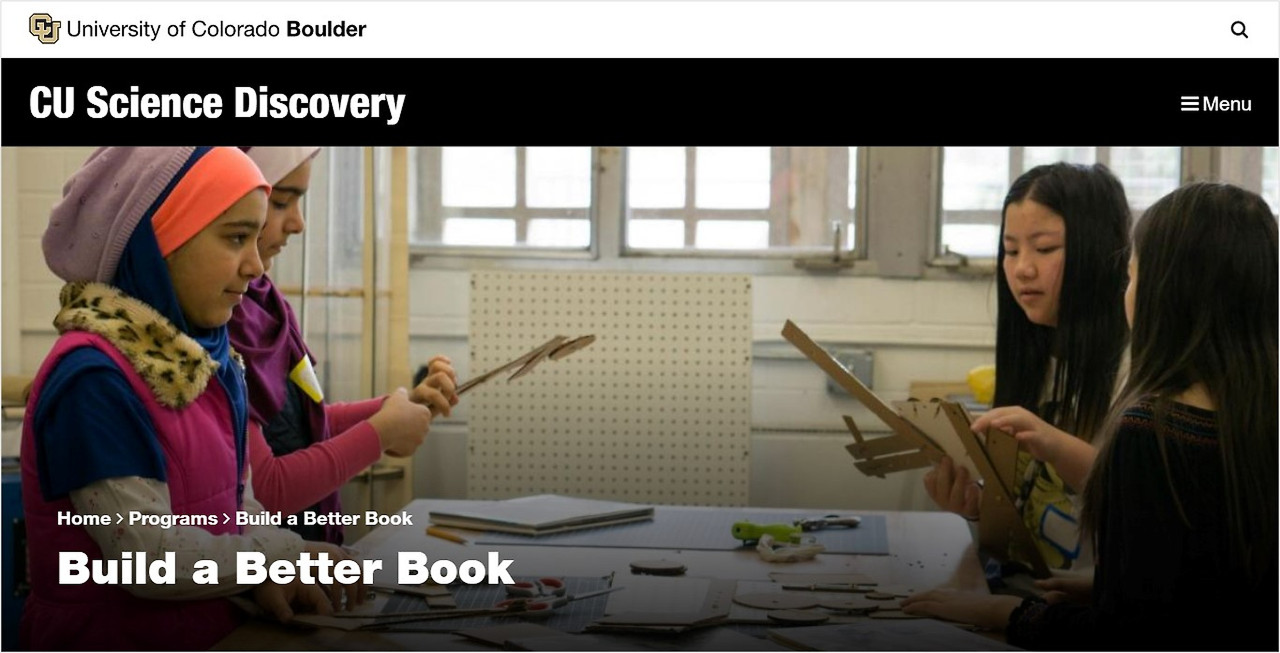 콜로라도 볼더 주립대학의 'Build a Better Book' 프로젝트 웹페이지. 여러 학생이 책상에 모여 나무로 만든 촉각 교재를 함께 만지고 살펴보며 학습하고 있습니다.