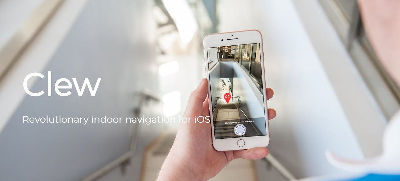 시각장애인용 실내 내비게이션 앱 'Clew'의 소개 이미지. 'Clew, Revolutionary indoor navigation for iOS'라는 텍스트와 함께, 한 손에 든 아이폰이 앱을 실행하여 실내 복도 바닥에 AR(증강현실) 경로를 표시하는 모습을 보여줍니다.