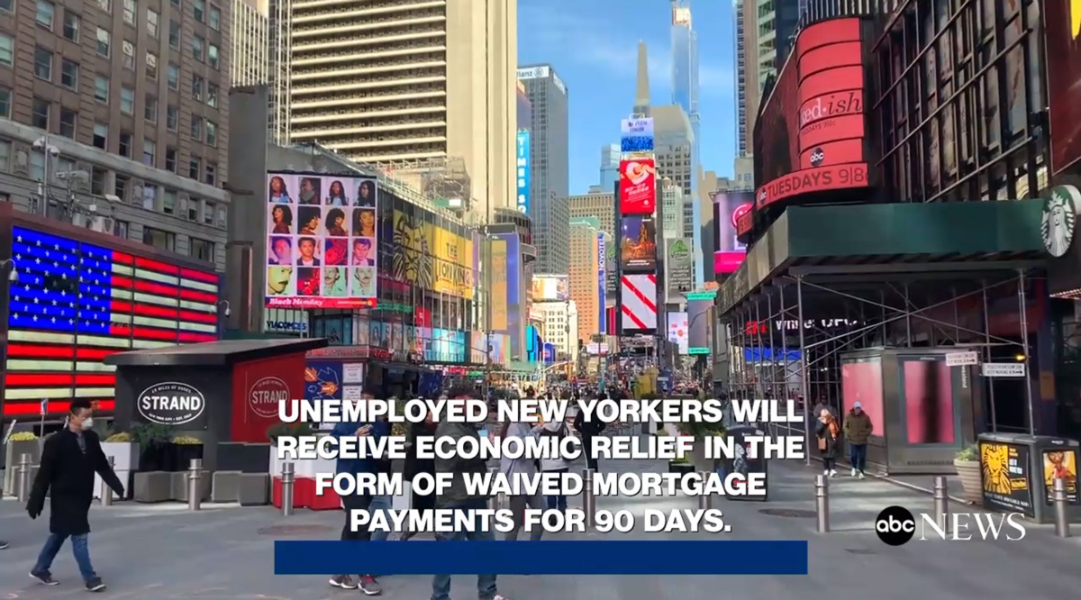 한산한 뉴욕 타임스퀘어를 배경으로 '실직한 뉴요커들의 모기지 상환 유예' 자막을 보여줍니다.
