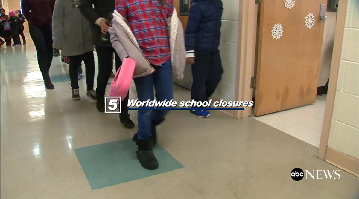 '전 세계적인 학교 폐쇄' 자막과 함께 학교 복도를 걷는 아이들의 뒷모습을 보여줍니다.