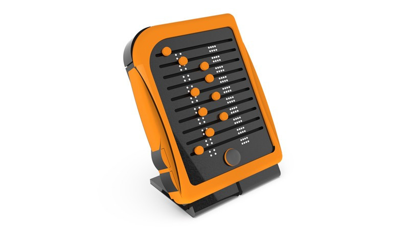 시각장애인을 위한 코딩 지원 도구 'Curio'의 제품 이미지. 주황색 케이스의 휴대용 기기에 여러 줄의 점자 셀로 구성된 촉각 디스플레이와 조이스틱, 버튼이 탑재되어 있습니다.