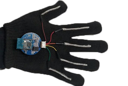 손바닥과 손가락 마디에 센서가 부착된 검은색 장갑의 모습을 보여줍니다.
